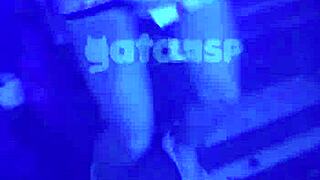 casada conhece dois novinhos na balada apronta na frente do corno leva eles embora pro carro e depois fode na rua completo red