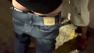 casada conhece dois novinhos na balada apronta na frente do corno leva eles embora pro carro e depois fode na rua completo red