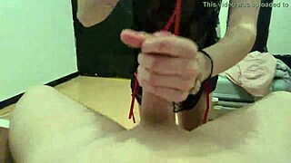 Il éjacule dans ma bouche et j'avale tout