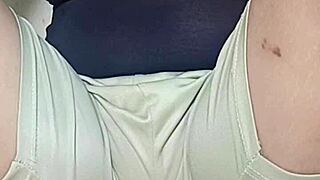 Bermain video game sambil telanjang