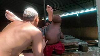 Porra vidaloka eats the hot stepmom again and cums in her bubble bath.