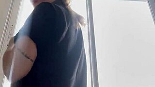 vi um vizinho me olhando, fiquei com tesao e chamei o corno do meu marido pra chupar ele