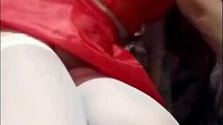 La mama noel m�s puta se coge todos sus agujeros con su dildo hasta terminar en un squirt