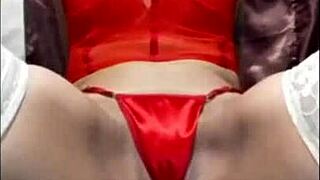 La mama noel m�s puta se coge todos sus agujeros con su dildo hasta terminar en un squirt