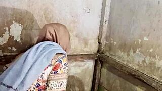 Aku colmek memek berbulu saat mandi kamar mandi