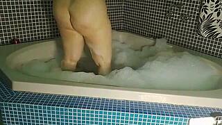 Vivi Guedez is at the motel, getting naughty