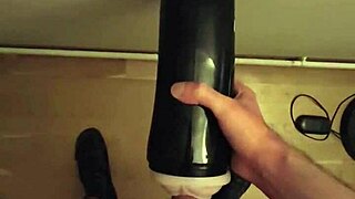 Follando mi fleshlight hasta que me corro en el suelo.