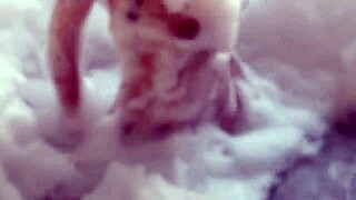 Gledaj tipa u ženskoj odeći kako jebe bujnu Latinu brinetu u kruškoliku guzu, zabijajući kurac duboko u anus.