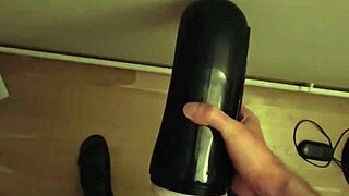 Follando mi fleshlight hasta que me corro en el suelo.