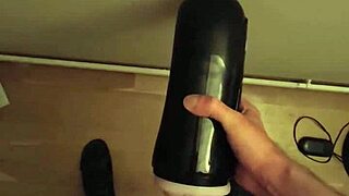 Follando mi fleshlight hasta que me corro en el suelo.