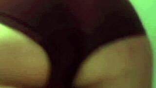 تبي لعب كس حسي؟ منحنية على الكلب مع أمي؟