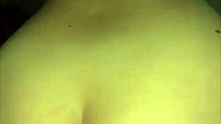 latina puta mamando y cabalgando a cliente afortunado hasta sacarle su leche