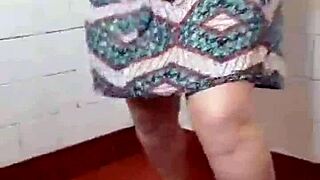 fazendo striptease no banho