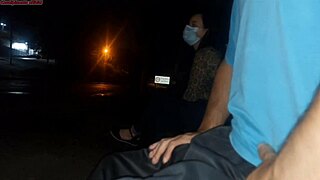 sério eu corro o risco de colocar meu pau na frente dessa mulher esperando o ônibus veja oque ela fez