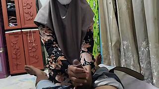 bu guru pergoki murid sedang ngocok lalu di ajak ngentot