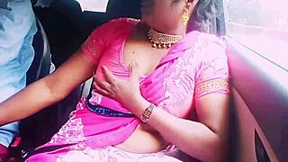 Car Sex! Indian Housewife In Saree Fucks Boyfriend!