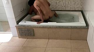 estavamos na banheira relaxando e nao resisti acabei dando minha bunda para o novinho
