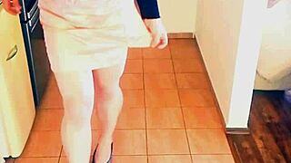 Tranny babe Veronica casually trains with dildo in roleplay session