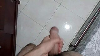 A la hijastra le gusta sentir mi pequeña verga dentro de ella