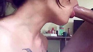 शरारती लड़की चुंबन और लंड हिलाने का गंदा मजा लेती है