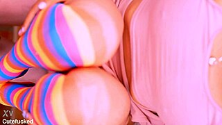 La mejor amiga y el profesor se encontraron en su sala y no pudieron parar