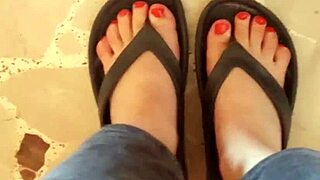 greta ha messo lo smalto alle unghie dei piedi mentre si rilassa a casa