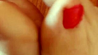 greta ha messo lo smalto alle unghie dei piedi mentre si rilassa a casa