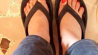 greta ha messo lo smalto alle unghie dei piedi mentre si rilassa a casa