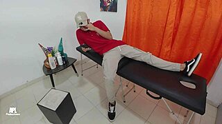 Masajista de gran polla se folla el gran culo de su clienta y la muy cachonda queda con ganas de mas parte 1