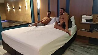 Chamei um amigo pra conhecer a minha nova empregadinha ela adora fazer uns servi�os extras