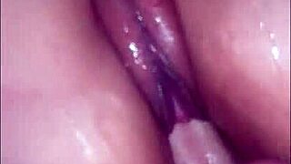 ella tiene un orgasmo y se chorrea mientras le doy de a perrito