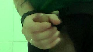 Seguranca Do Shopping Se Masturbando No Banheiro