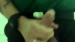 Seguranca Do Shopping Se Masturbando No Banheiro