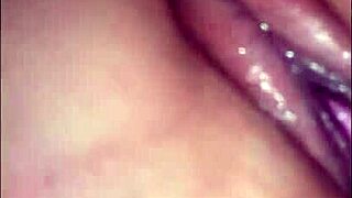 ella tiene un orgasmo y se chorrea mientras le doy de a perrito