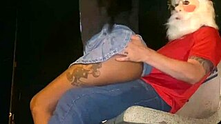 Papai noel fode o cuzinho da novinha na praça 😏