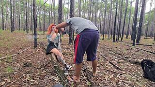 ruiva gostosa fazendo exibicionismo na trilha que acaba em sexo ao ar livre completo no red