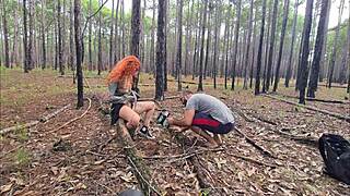 ruiva gostosa fazendo exibicionismo na trilha que acaba em sexo ao ar livre completo no red