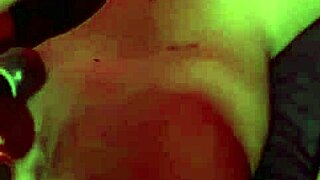 Watch the virgin teen cum hard without losing her cabin!