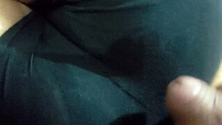 le doy masaje a mi mejor amiga en mini short y le meto el dedo en el culo