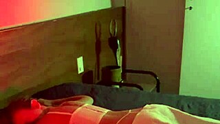 Watch the virgin teen cum hard without losing her cabin!