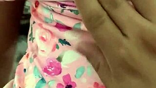 Acariciando el Dulce Cuerpo de Hermosa Latina para Entregar Virginidad