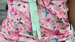 Acariciando el Dulce Cuerpo de Hermosa Latina para Entregar Virginidad