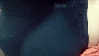 le doy masaje a mi mejor amiga en mini short y le meto el dedo en el culo