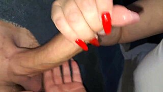 Aline não perde tempo com pau grande, vai direto ao boquete! 😏