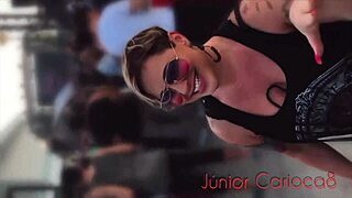 Loira bem safada dançando na festa e provocando fodemos gostoso aquela bunda grande