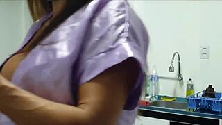 Estava preparando o café, ele me surpreendeu