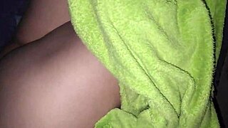 Encuentro A La Mama De Mi Mejor Amigo En La Habitacion Y Me Aprovecho Que Esta Caliente