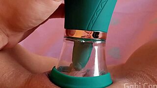 intenso orgasmo testando meu novo vibrador que chupa gostoso voc� me chuparia assim