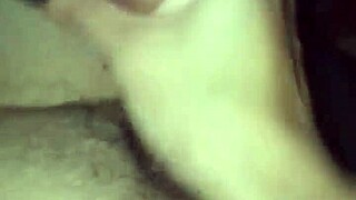 Una buena deslechada mientras miramos porno con mi sirvienta hasta que me saca semen.