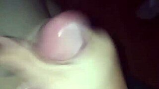 Una buena deslechada mientras miramos porno con mi sirvienta hasta que me saca semen.
